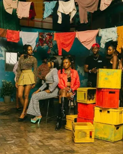 Une cour de Kinshasa transformée en studio de mode