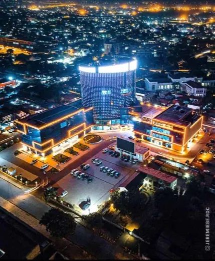 Kinshasa illuminée vue du ciel, la nuit